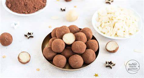 Verschiedene Marzipanprodukte: Rohmasse, Marzipankartoffeln, überzogene Pralinen, Christstollen