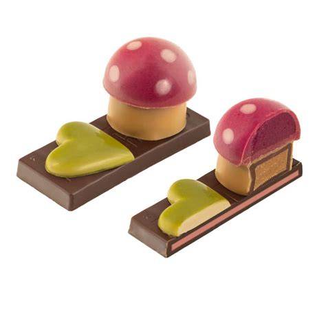 Verschiedene Marzipanprodukte (Brotscheiben, Pralinen, Glücksbringer)