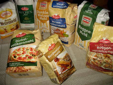 Verschiedene Mehlsorten und selbstgebackene Kuchen