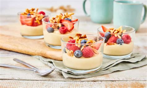 Verschiedene Milchalternativen für veganen Pudding