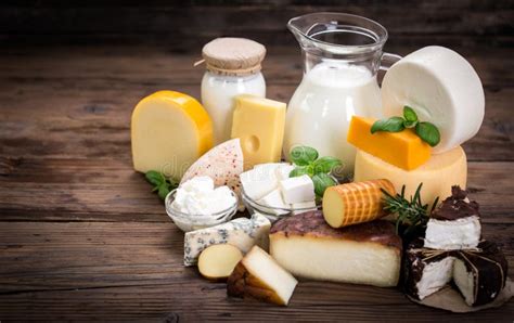 Verschiedene Milchprodukte und Desserts auf einem Tisch