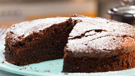 Verschiedene Mini Schokoladenkuchen, klassisch und vegan serviert