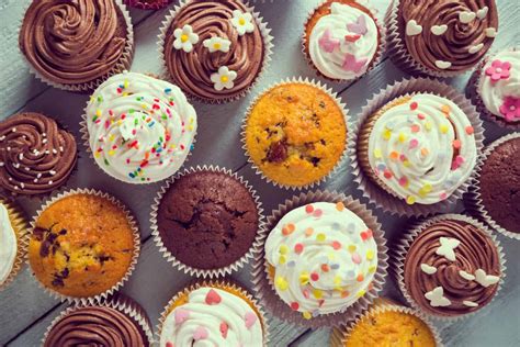 Verschiedene Mini-Cupcakes und Muffins auf Platten