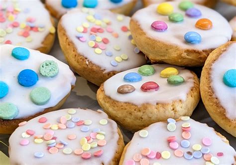 Verschiedene Mini-Muffins und Amerikaner mit bunter Zuckerglasur