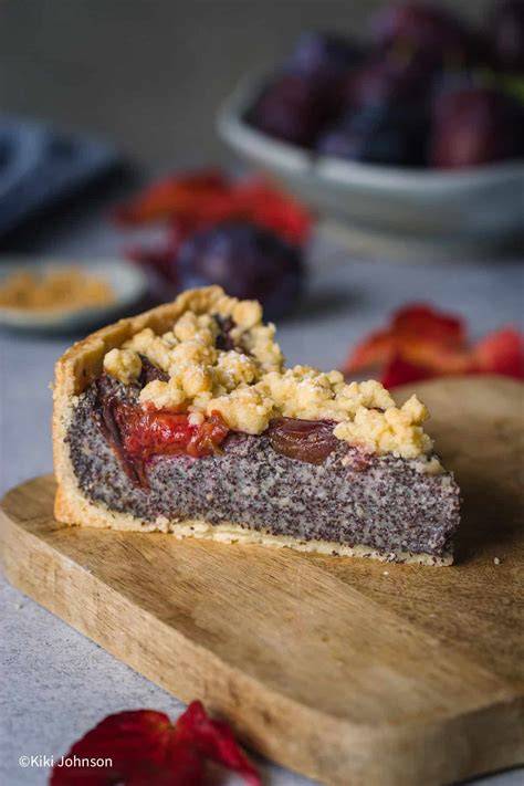 Verschiedene Mohnkuchen-Varianten: mit Zwetschgen, Aprikosen und Pistazien-Streuseln