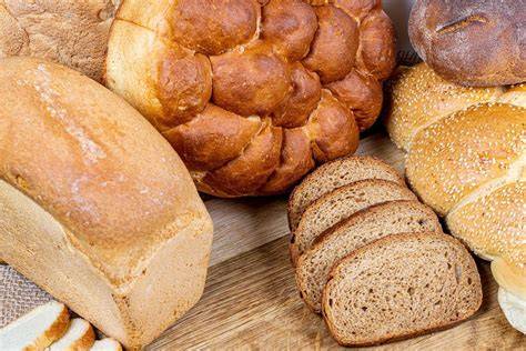 Verschiedene Muffin-Varianten auf einem Holzbrett als Übersicht