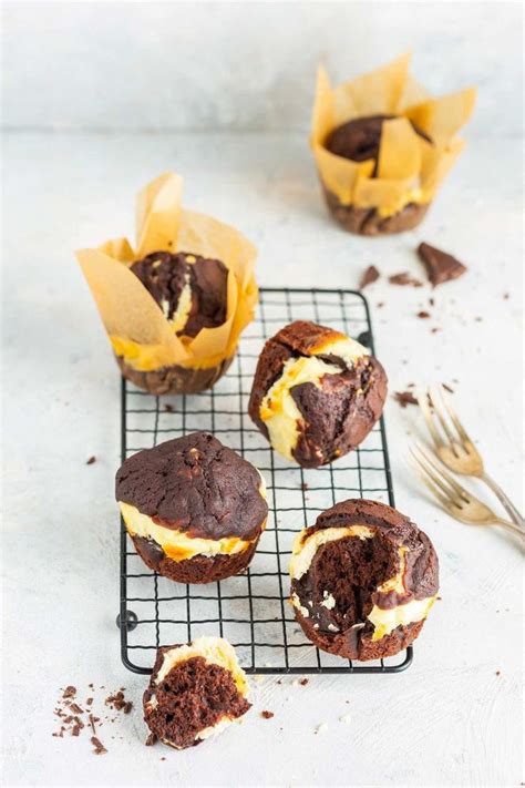 Verschiedene Muffins: Schokomuffins, Cheesecake-Muffins, Käsekuchen Muffins