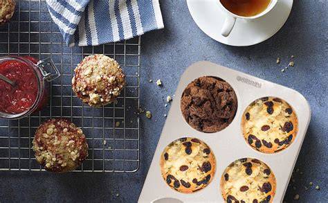 Verschiedene Muffins ohne Milch auf einem Backblech