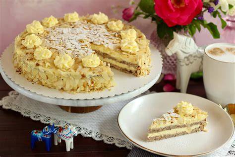 Verschiedene No-Bake-Torten auf einer festlichen Kaffeetafel