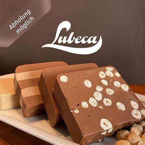 Verschiedene Nougatarten: heller und dunkler Nougat mit Nüssen