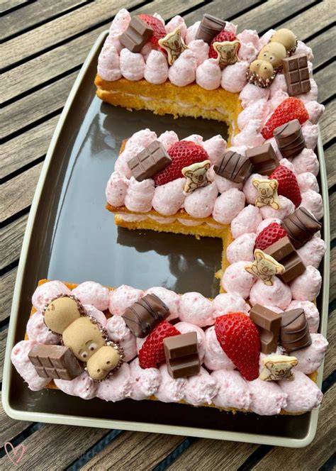 Verschiedene Number Cakes mit kreativer Dekoration