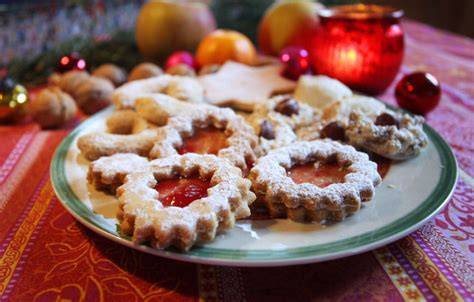Verschiedene Nuss-Nougat-Sterne auf einem weihnachtlich dekorierten Teller