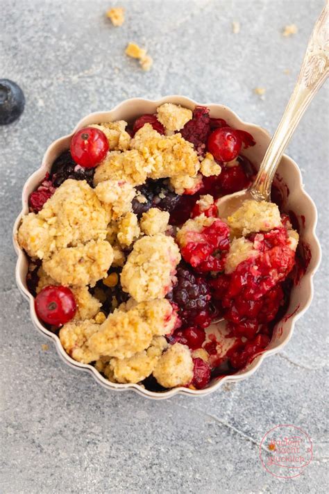 Verschiedene Obstsorten für Crumble: Äpfel, Pflaumen und Beeren
