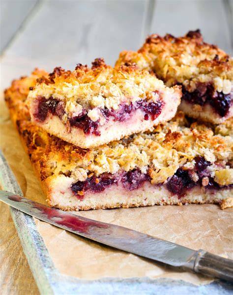 Verschiedene Obstsorten für Streuselkuchen: Apfel, Zwetschgen, Beeren, Kirschen