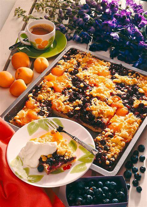 Verschiedene Obstsorten für Streuselkuchen: Kirschen, Beeren, Pflaumen, Aprikosen