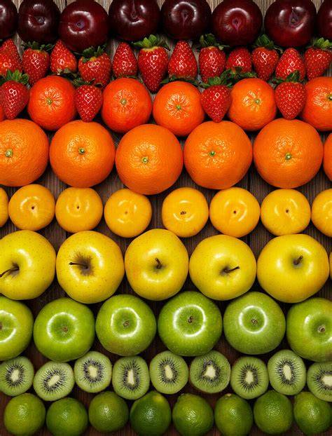 Verschiedene Obstsorten in Schokolade getaucht