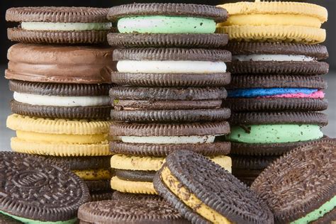 Verschiedene Oreo-Sorten im Regal