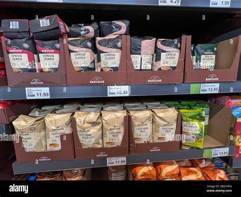 Verschiedene Packungen mit Schokoladen-Cookies