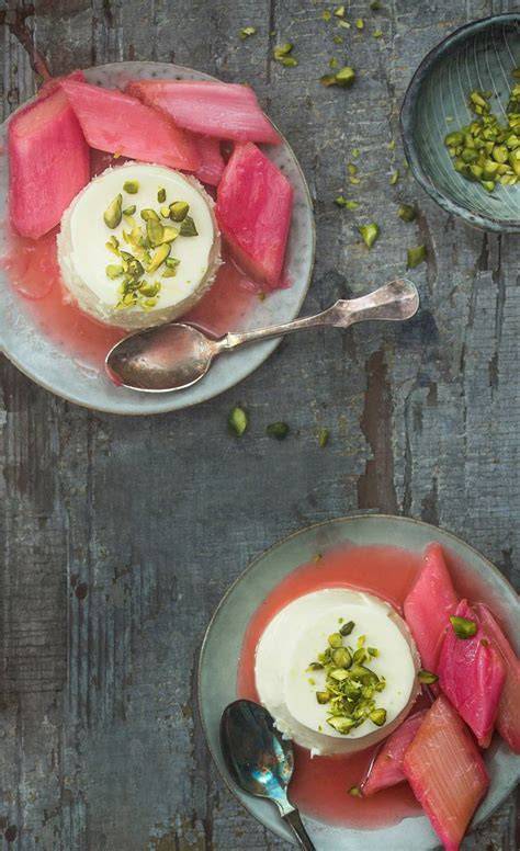 Verschiedene Parfait-Varianten auf Desserttellern