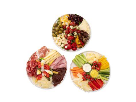 Verschiedene Partyplatten und Torten von Migros