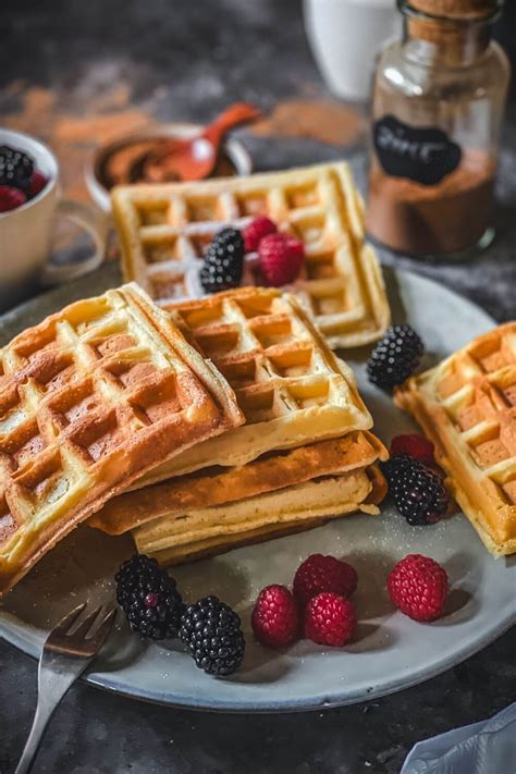 Verschiedene Perspektiven auf typische belgische Waffeln - Vergleich zu Herzwaffeln