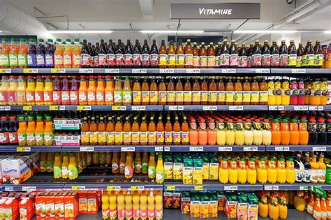 Verschiedene Pflanzendrinks im Regal