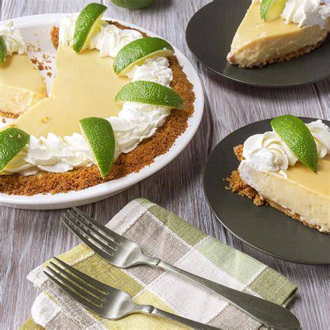 Verschiedene Pie-Varianten (Pumpkin Pie, Key Lime Pie, Pecan Pie)