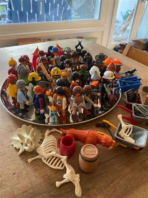 Verschiedene Playmobil Figuren und Themenwelt-Designs (z.B. Ritter, Western, Piraten)