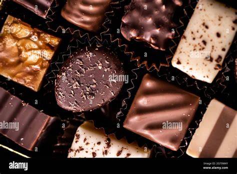 Verschiedene Pralinen in Geschenkbox
