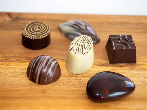 Verschiedene Pralinenarten: Trüffel, Formpralinen, Schnittpralinen
