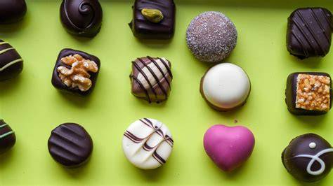 Verschiedene Pralinentypen: Trüffel, Nougat, Marzipan und Eiskonfekt