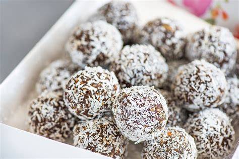 Verschiedene Pralinenvarianten: Rumkugeln, Kokos, Oreo