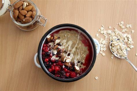 Verschiedene Pudding-Varianten: Schoko, Vanille und mit Beeren