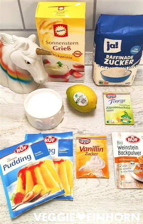 Verschiedene Puddingpulver und Früchte als Zutaten für Lochkuchen