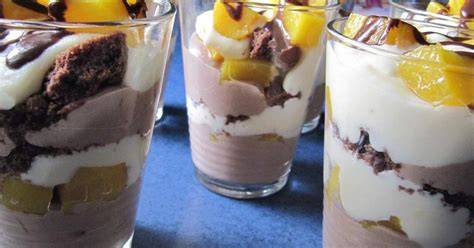 Verschiedene Puddingvarianten (Schoko, Vanille, Obst)