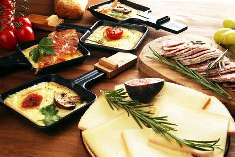 Verschiedene Raclette-Beilagen auf einem Tisch