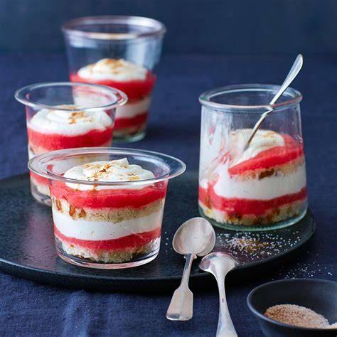 Verschiedene Rhabarber-Desserts: Schichtdesserts, Crumble und Kompott