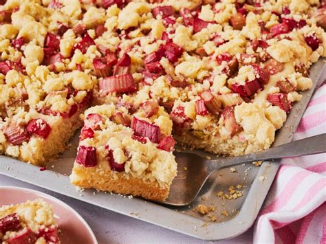 Verschiedene Rhabarberkuchenvarianten nebeneinander: Streuselkuchen, Baiser und Hefeteig