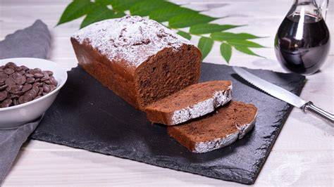 Verschiedene Rotweine und Zutaten für Rotweinkuchen