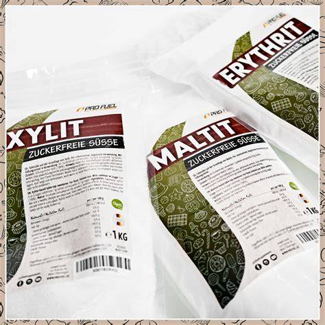 Verschiedene Süßungsmittel: Maltit, Erythrit, Xylit, Dattelpulver