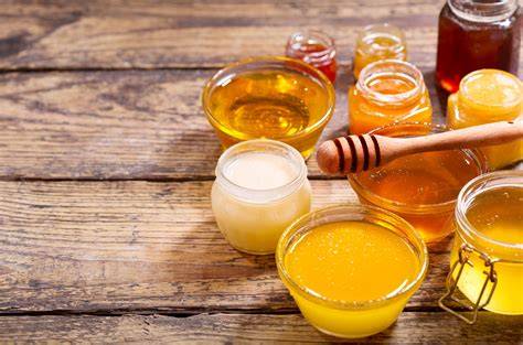 Verschiedene Süßungsmittel: Sirup, Honig, Xylit