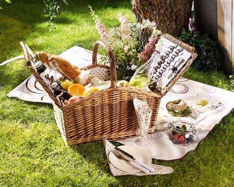 Verschiedene Sandwiches im Picknickkorb