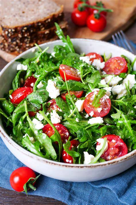 Verschiedene Saucen und Toppings: Rucola, Tomate, Essiggurken