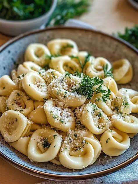Verschiedene Saucenvariationen für Ziegenkäse-Ravioli und Tortellini