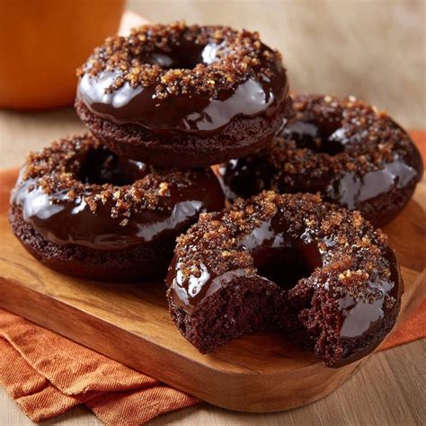 Verschiedene Schoko-Donuts mit Dekoren auf einem Gitter