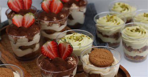 Verschiedene Schoko-Kokos-Desserts zum Servieren