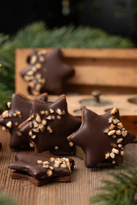 Verschiedene Schoko-Weihnachtskekse festlich arrangiert
