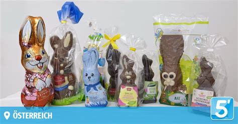 Verschiedene Schokohasen aus Supermarkt und Discounter im Vergleich auf einem Tisch