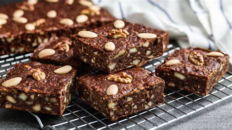 Verschiedene Schokokuchen-Variationen (vegan, klassisch, mit Nüssen) in einer Übersicht