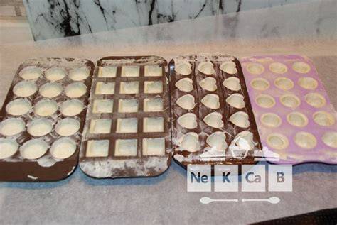 Verschiedene Schokoladen-Macaron-Pralinen und ihre Füllungen